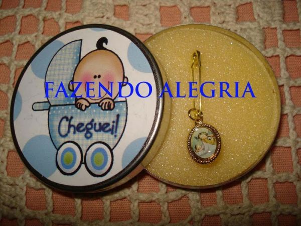 LATINHA COM MEDALHA RELIGIOSA